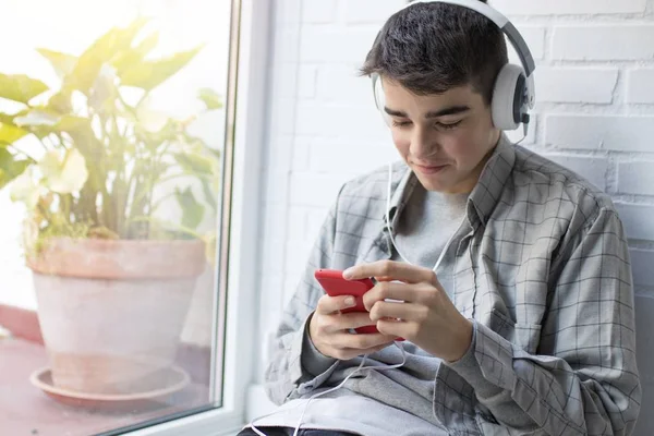 Jeune Avec Écouteurs Téléphone Portable Dans Fenêtre — Photo