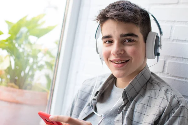 Joven Estudiante Escuchando Música Con Teléfono Móvil —  Fotos de Stock