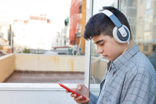 Jung Oder Jugendlich Mit Handy Und Outdoor Kopfhörern — Stockfoto