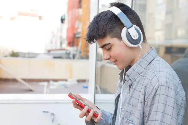 Jung Oder Jugendlich Mit Handy Und Outdoor Kopfhörern — Stockfoto
