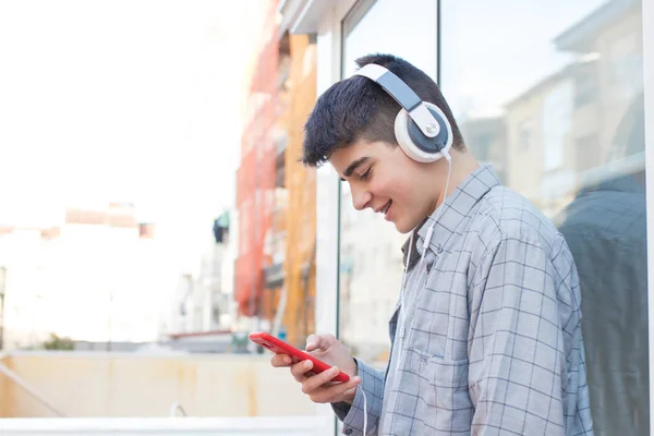 Jeune Adolescent Avec Téléphone Portable Écouteurs Extérieurs — Photo