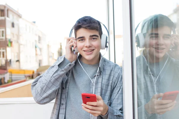 Adolescent Étudiant Avec Téléphone Portable Écouteurs — Photo