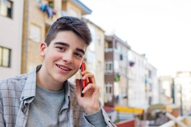 açık hava şehrinde cep telefonu ile genç veya genç