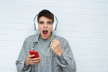 cep telefonu ile oynayan genç adam