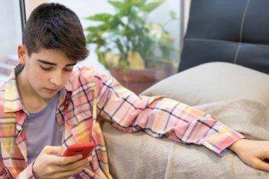 evde cep telefonu yla konuşan genç