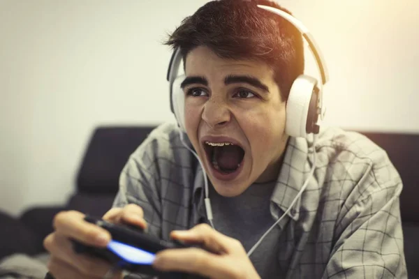 Joven Eufórico Jugando Videojuegos —  Fotos de Stock