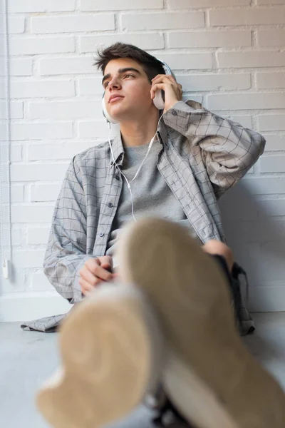 Jong Met Koptelefoon Luisteren Naar Muziek — Stockfoto