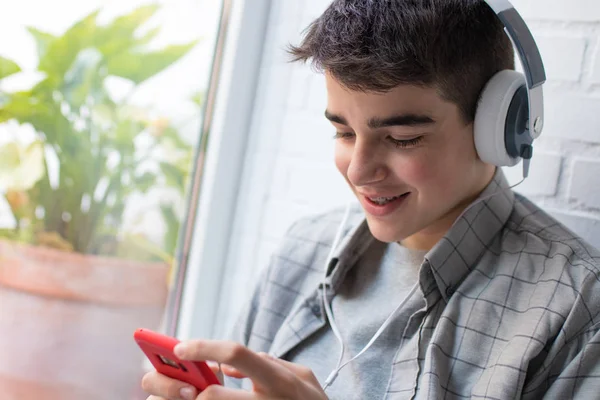 Joven Estudiante Escuchando Música Con Teléfono Móvil — Foto de Stock