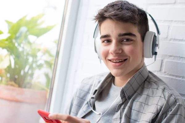 Young Student Listening Music Mobile Phone — Stock Photo, Image