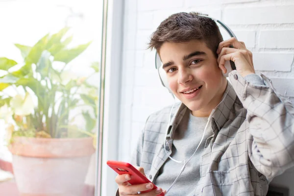 Joven Estudiante Escuchando Música Con Teléfono Móvil — Foto de Stock