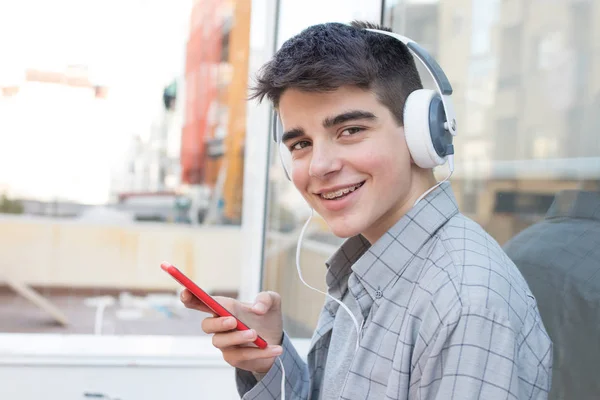 Joven Adolescente Con Teléfono Móvil Auriculares Aire Libre —  Fotos de Stock
