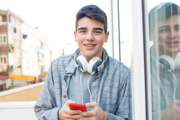 Tonårs Student Med Mobiltelefon Och Hörlurar — Stockfoto