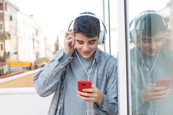 Adolescent Étudiant Avec Téléphone Portable Écouteurs — Photo