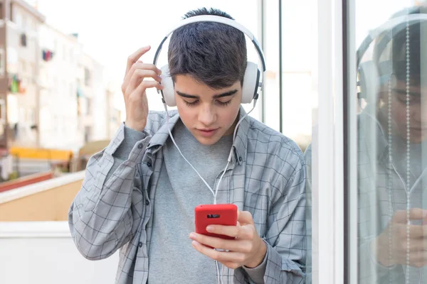 Adolescent Étudiant Avec Téléphone Portable Écouteurs — Photo