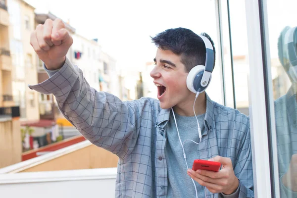 Junge Euphoriker Mit Handy Und Kopfhörer Feiern Erfolg — Stockfoto