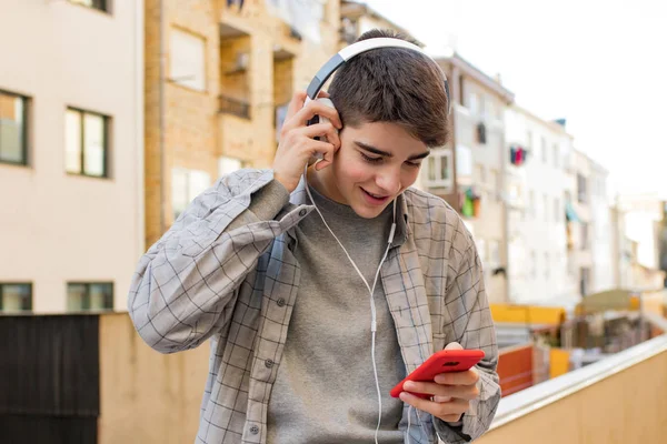 青少年与手机和耳机在城里 — 图库照片