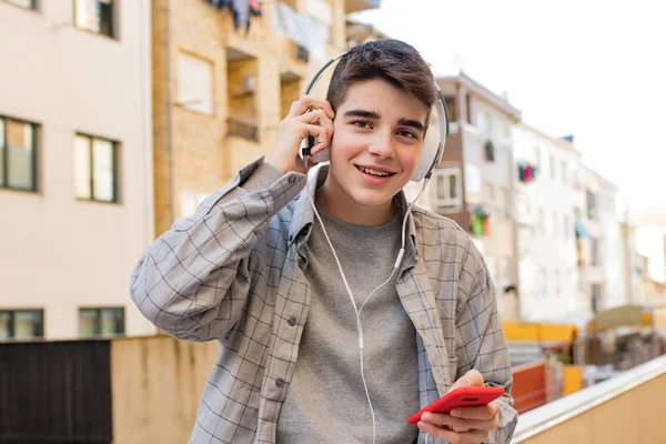 Adolescente Con Teléfono Móvil Auriculares Ciudad — Foto de Stock