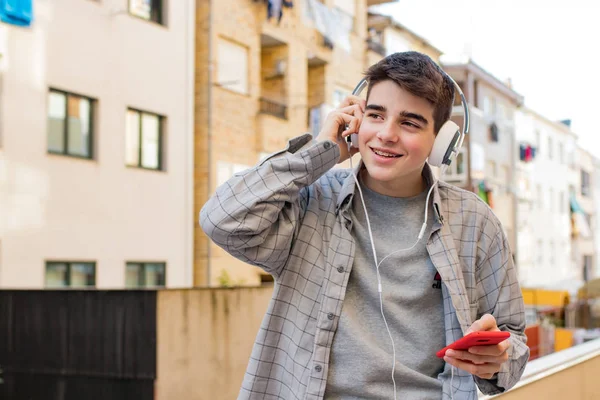 Jong Student Met Mobiele Telefoon Buiten Koptelefoon — Stockfoto