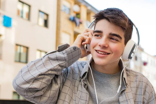Joven Estudiante Con Teléfono Móvil Auriculares Aire Libre —  Fotos de Stock