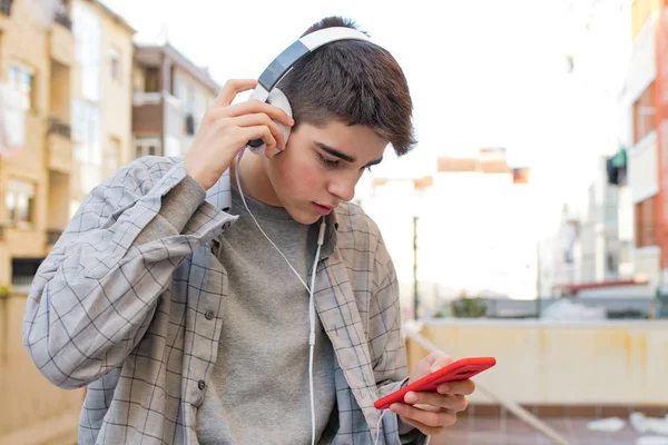 Jung Oder Student Mit Handy Und Outdoor Kopfhörer — Stockfoto