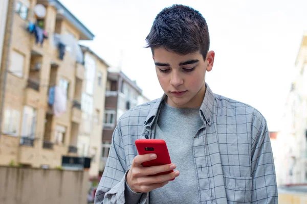 Jong Met Outdoor Mobiele Telefoon Stad — Stockfoto