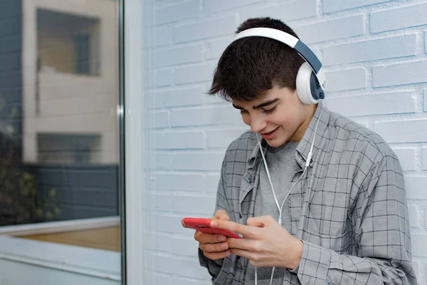 Adolescente Estudiante Con Teléfono Móvil Auriculares —  Fotos de Stock