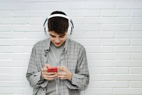Adolescente Estudiante Con Teléfono Móvil Auriculares —  Fotos de Stock