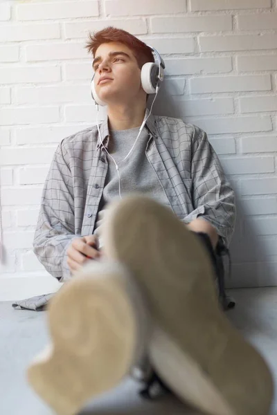 Joven Con Auriculares Escuchando Música — Foto de Stock