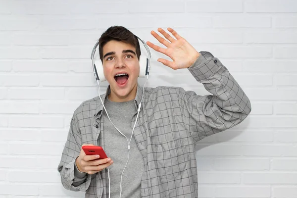 Gracioso Joven Con Teléfono Móvil Auriculares — Foto de Stock