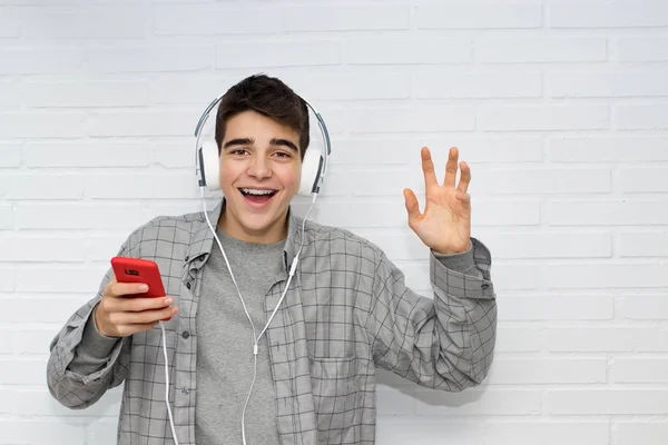 Lustiger Junger Mann Mit Handy Und Kopfhörer — Stockfoto