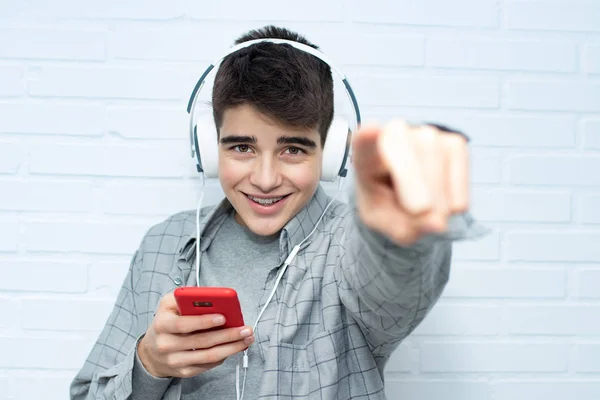 Jonge Man Met Mobiele Telefoon Wijzend — Stockfoto