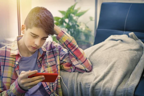 Tonåring Eller Student Hemma Med Mobiltelefon — Stockfoto