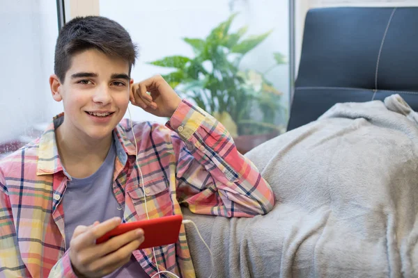 Adolescente Estudiante Casa Con Teléfono Móvil — Foto de Stock