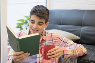 genç okuma veya kitap ve kupa ile eğitim