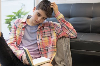 evde genç bir kitap okuma veya eğitim