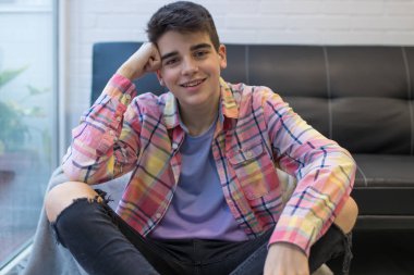 evde oturan genç genç