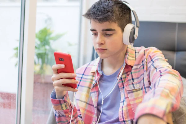 Joven Escuchando Música Casa Con Auriculares Teléfono —  Fotos de Stock