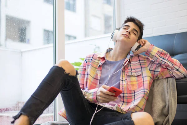 Joven Escuchando Música Casa Con Auriculares Teléfono — Foto de Stock