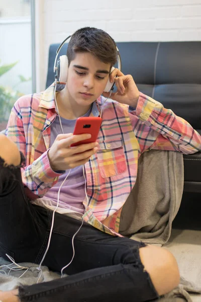 Joven Con Auriculares Teléfono Móvil — Foto de Stock