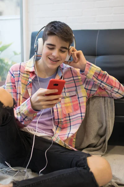 Joven Con Auriculares Teléfono Móvil — Foto de Stock