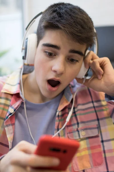 Junger Mann Schaut Überrascht Aufs Telefon — Stockfoto