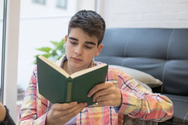 Молодий Вдома Читає Книгу Або Вчиться — стокове фото