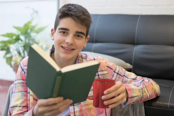 Ung Läsning Eller Studier Med Bok Och Mugg — Stockfoto