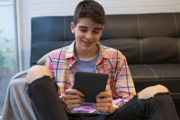 Adolescente Joven Casa Con Tableta Digital Portátil — Foto de Stock
