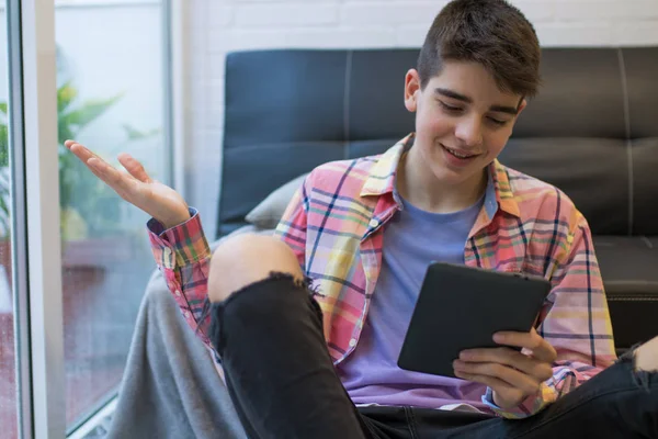 Молодий Підліток Вдома Грає Ноутбуком — стокове фото