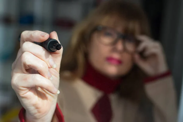 Donna Affari Scrivere Sul Pannello Vetro — Foto Stock