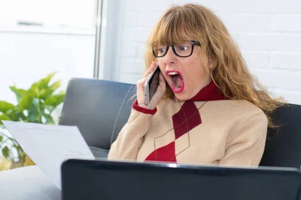 Woman Laptop Complaining Furious Phone — Stock Photo, Image