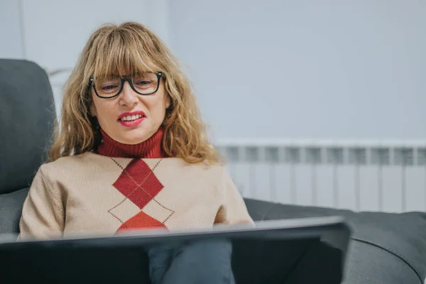 Kvinna Med Laptop Soffan — Stockfoto