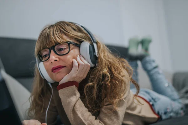 Woman Headphones Laptop Home — Stockfoto