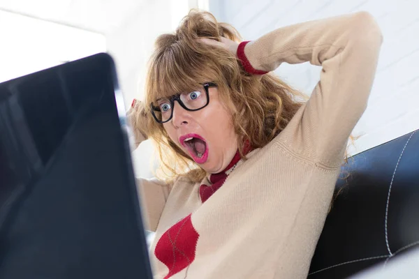 Verraste Vrouw Die Naar Computer Kijkt — Stockfoto